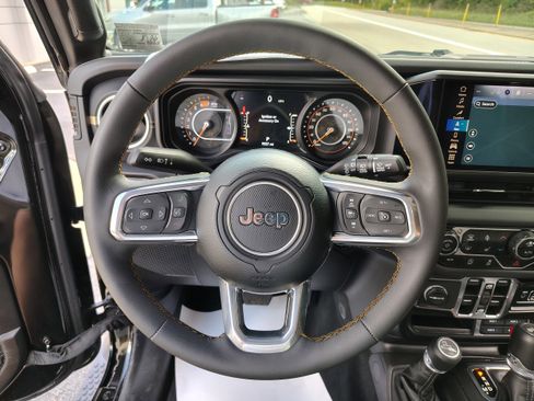 Used 2025 Jeep Wrangler Sahara w/ Safety Group image 29