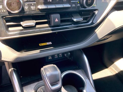 Used 2023 Toyota Highlander Limited FWD image 35
