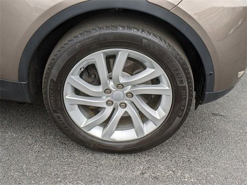 Used 2017 Land Rover Discovery HSE image 10