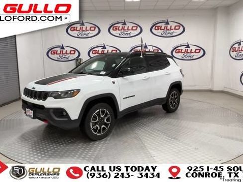 Used 2025 Jeep Compass Trailhawk w/ Trailer Tow Group AWD/4WD image 4