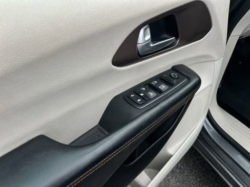 Used 2017 Chrysler Pacifica LX FWD image 26