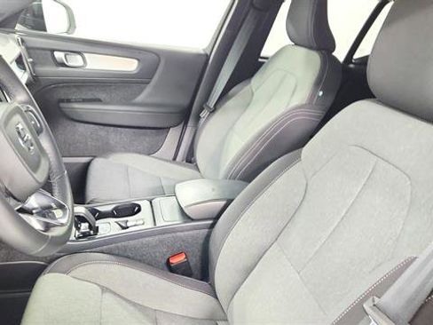 Used 2024 Volvo XC40 B5 Core image 12