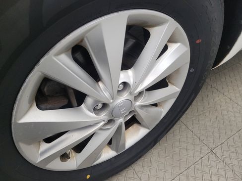 Used 2015 Kia Sedona LX w/ LX Convenience Package FWD image 31