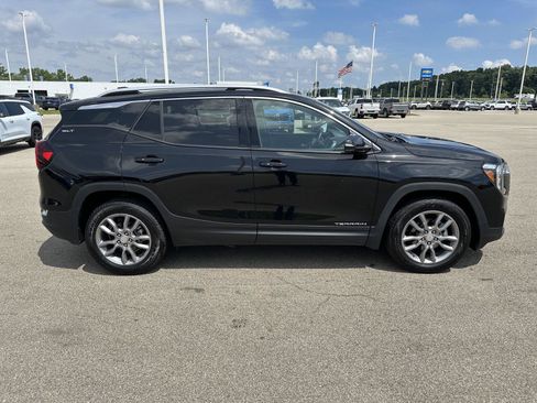 Used 2024 GMC Terrain SLT AWD/4WD image 12