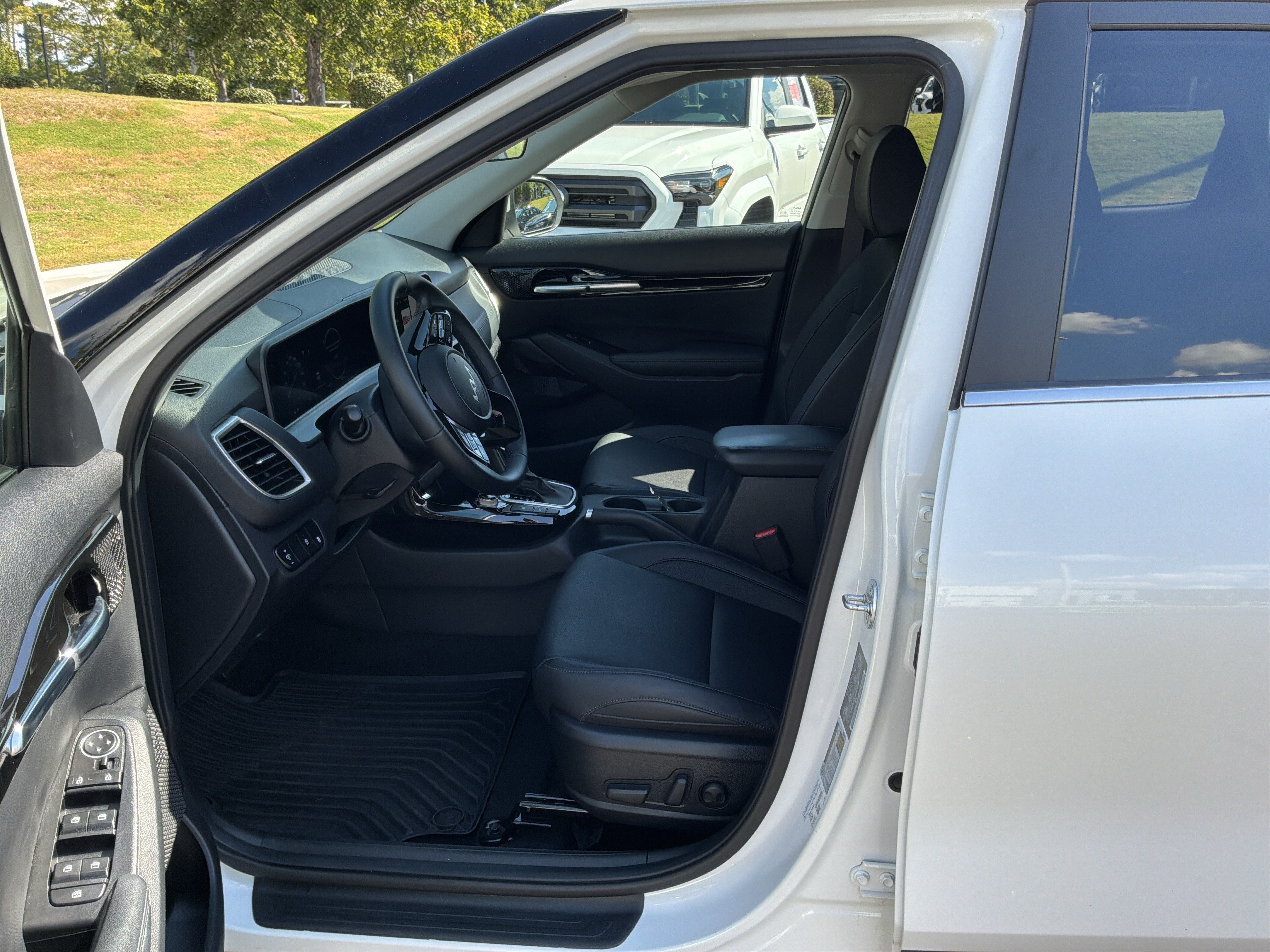 Used 2024 Kia Seltos EX FWD image 16