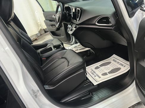 Used 2025 Chrysler Pacifica Select FWD image 23