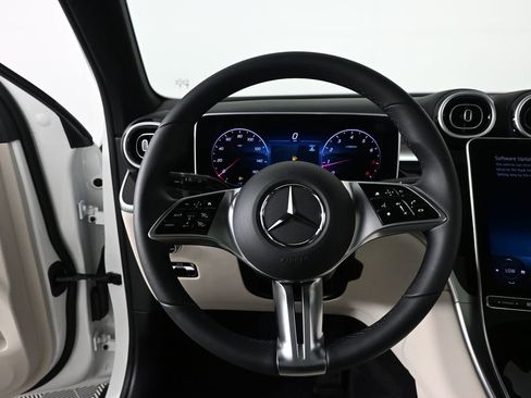 Used 2025 Mercedes-Benz GLC 300 image 2