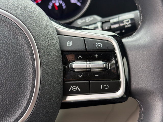 Used 2024 Kia Carnival LX FWD image 23