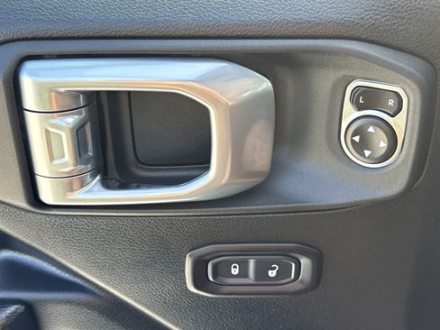 Used 2021 Jeep Gladiator Sport image 26