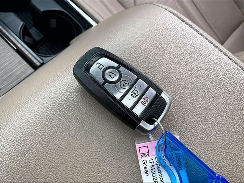 Used 2024 Ford Expedition Limited image 30