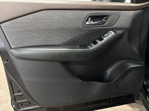 Used 2023 Nissan Rogue SV image 16