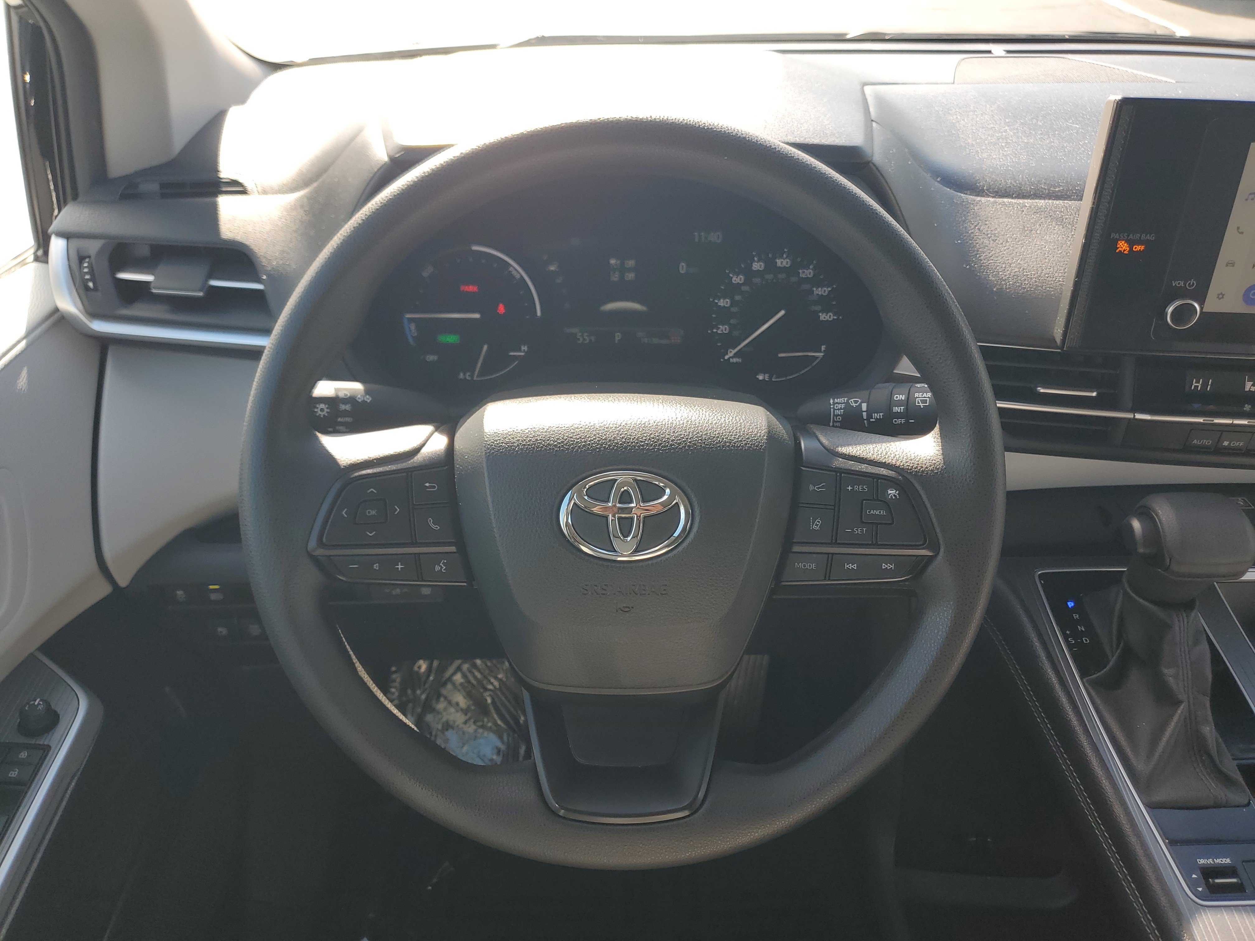Certified 2025 Toyota Sienna LE FWD image 25