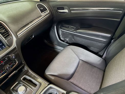 Used 2019 Chrysler 300 Touring w/ Chrome Appearance Package RWD image 20