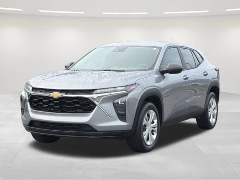 Used 2024 Chevrolet Trax LS w/ Driver Confidence Package FWD image 1