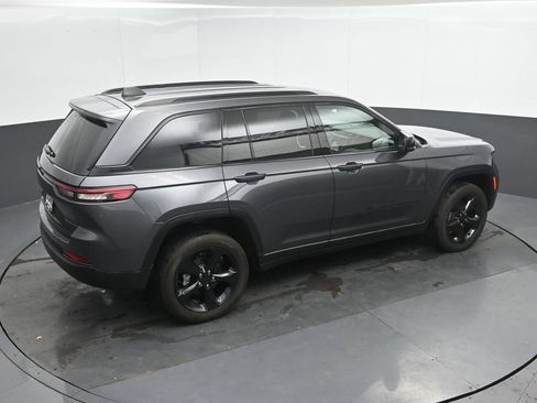 Used 2025 Jeep Grand Cherokee Altitude AWD/4WD image 31