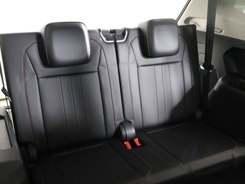 Used 2024 Volkswagen Tiguan Wolfsburg Edition image 39