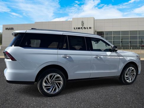 New 2026 Lincoln Navigator Reserve image 3