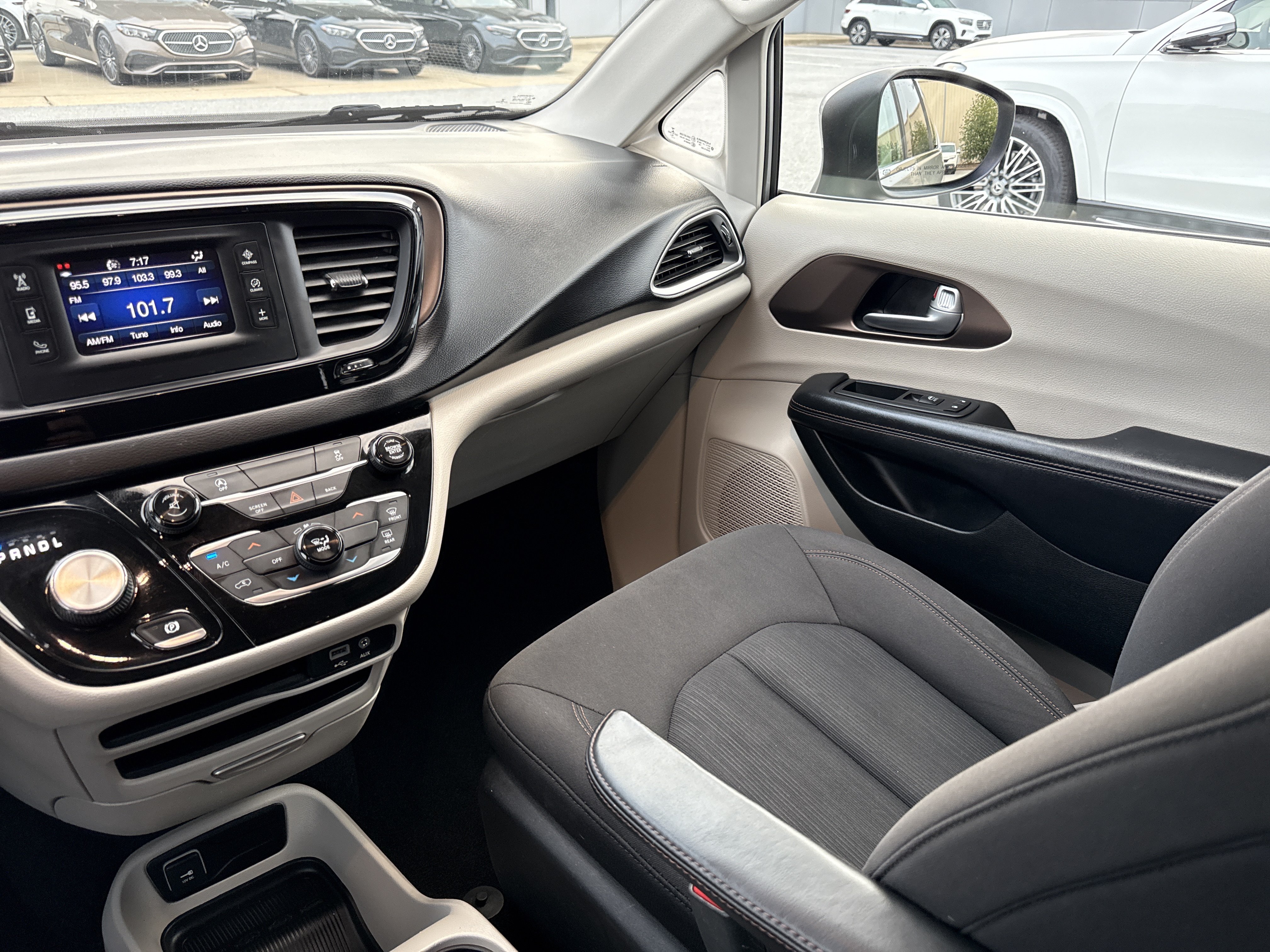 Used 2017 Chrysler Pacifica LX FWD image 35