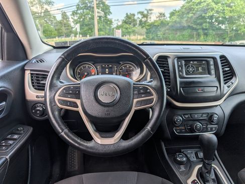 Used 2017 Jeep Cherokee Latitude w/ Cold Weather Group AWD/4WD image 28