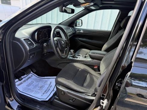 Used 2019 Jeep Grand Cherokee Laredo image 21