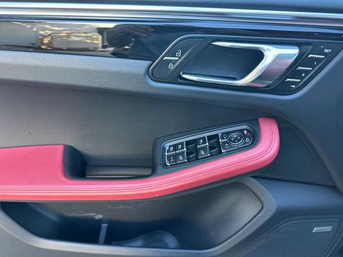 Used 2021 Porsche Macan S image 12