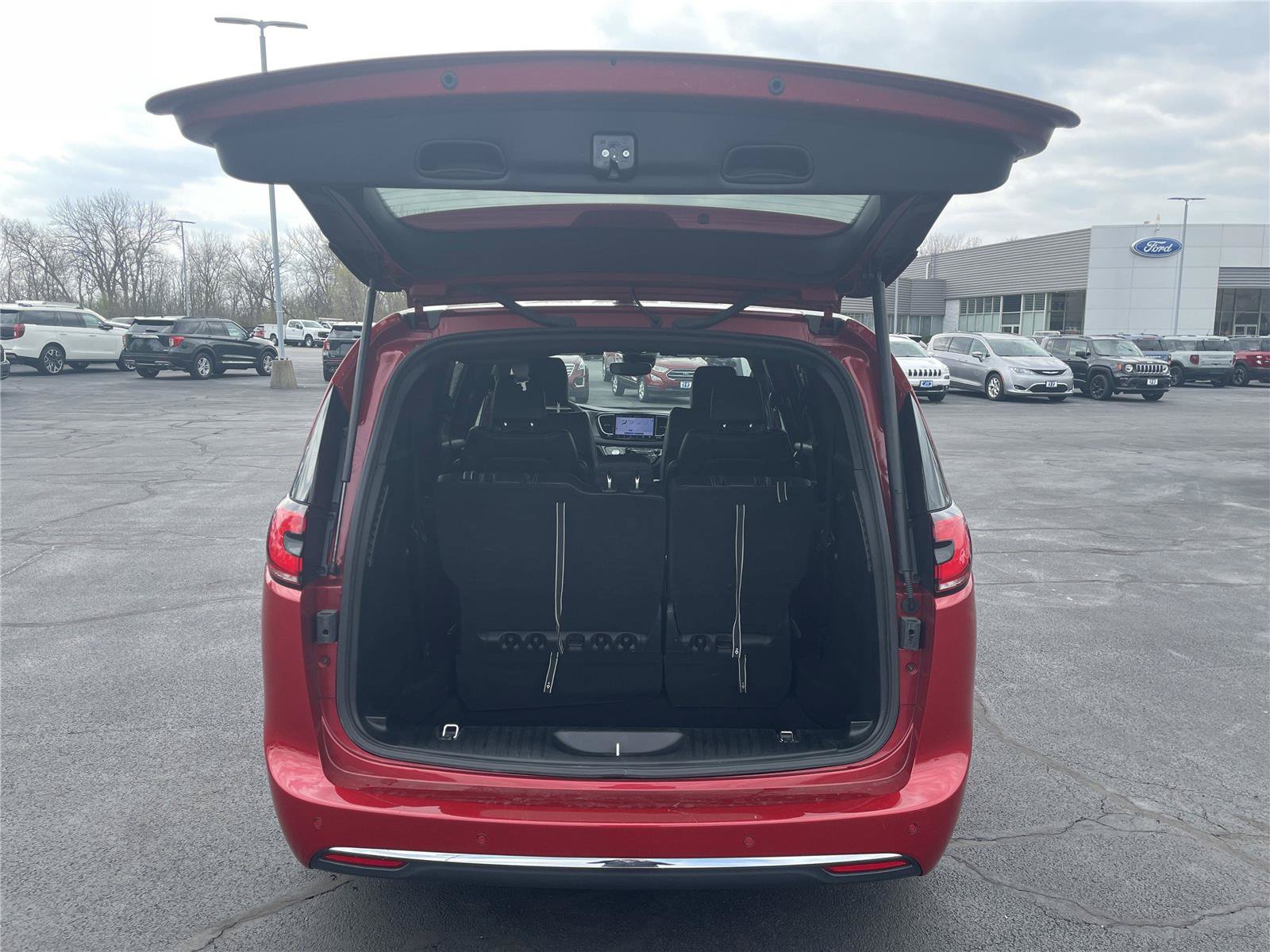 Used 2025 Chrysler Pacifica Select FWD image 32