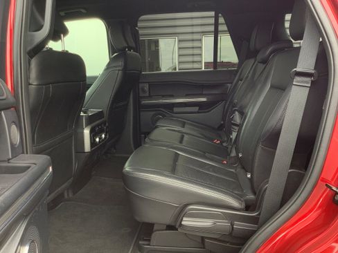 Used 2019 Ford Expedition XLT w/ Equipment Group 202A AWD/4WD image 14