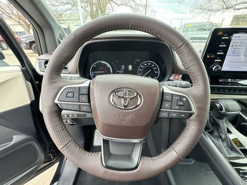 Used 2024 Toyota Sienna Platinum image 11
