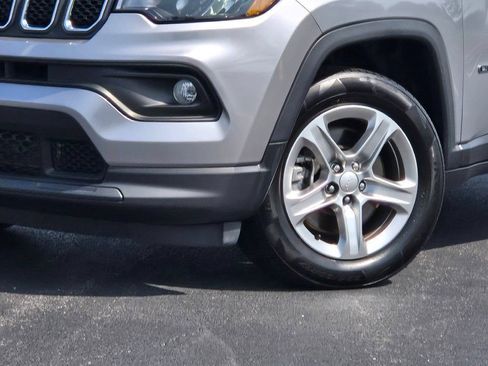 Used 2024 Jeep Compass Latitude AWD/4WD image 2