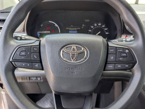 Used 2025 Toyota Sienna LE FWD image 19