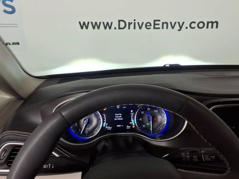 Used 2023 Chrysler Pacifica Touring-L FWD image 22