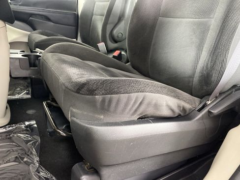 Used 2019 Dodge Grand Caravan SE w/ UConnect Hands-Free Group FWD image 15
