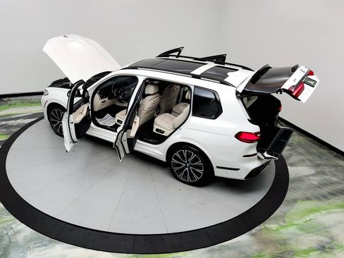 Used 2020 BMW X7 M50i w/ Dynamic Handling Package AWD/4WD image 41