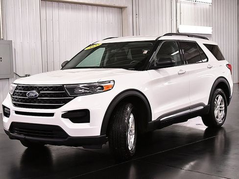 Used 2022 Ford Explorer XLT image 3