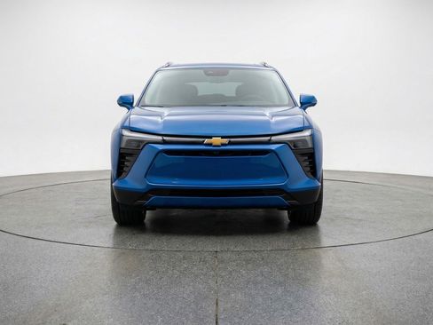 Used 2025 Chevrolet Blazer LT FWD image 2