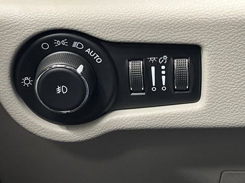 Used 2022 Chrysler Pacifica Limited w/ Uconnect Theater Family Group image 27