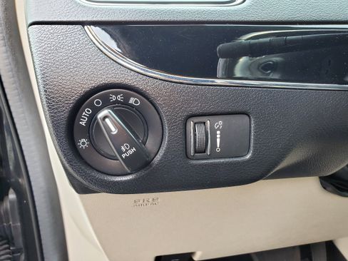 Used 2019 Dodge Grand Caravan SXT FWD image 13