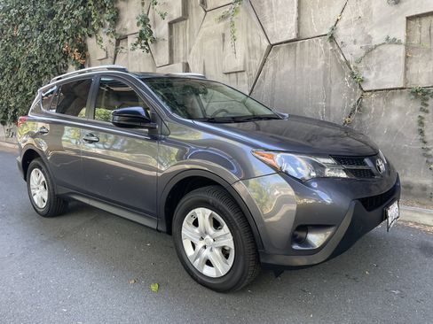 Used 2015 Toyota RAV4 LE AWD/4WD image 2