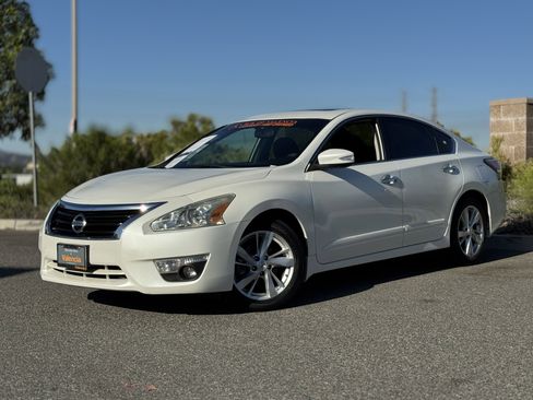 Used 2014 Nissan Altima 2.5 SV w/ Convenience Package image 2