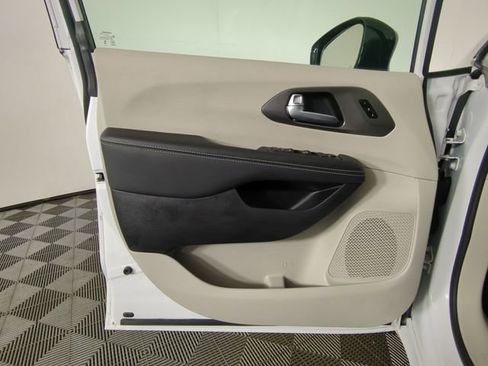 Used 2024 Chrysler Pacifica Touring-L FWD image 30