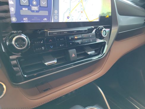 Used 2020 Toyota Highlander Platinum image 14