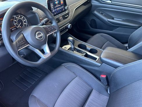 Used 2025 Nissan Altima 2.5 SV FWD image 4