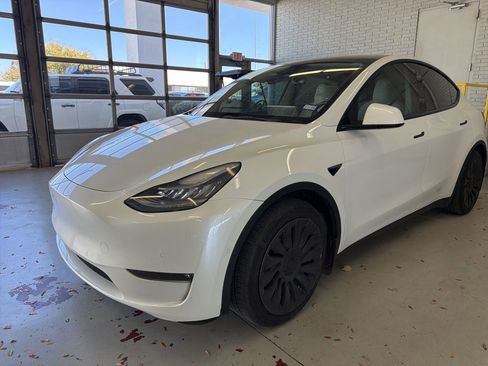 Used 2021 Tesla Model Y Long Range image 1