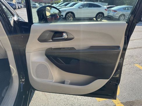 Used 2022 Chrysler Pacifica Touring-L image 40