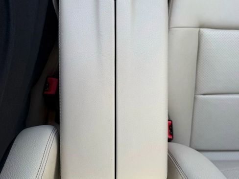 Used 2016 Mercedes-Benz E 350 4MATIC Sedan image 23