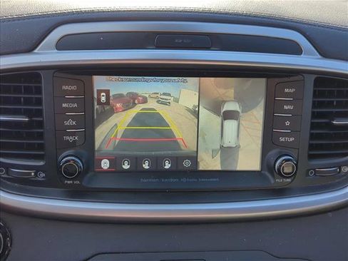 Used 2019 Kia Sorento SX image 18