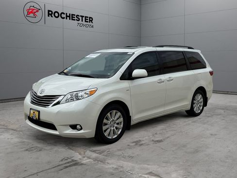 Used 2017 Toyota Sienna XLE Premium AWD/4WD image 7