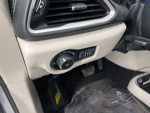 Used 2023 Chrysler Pacifica Touring-L image 18