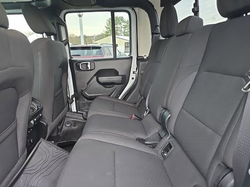 Certified 2023 Jeep Gladiator Willys image 17