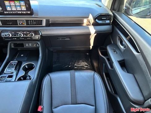Used 2024 Honda Pilot Touring image 18